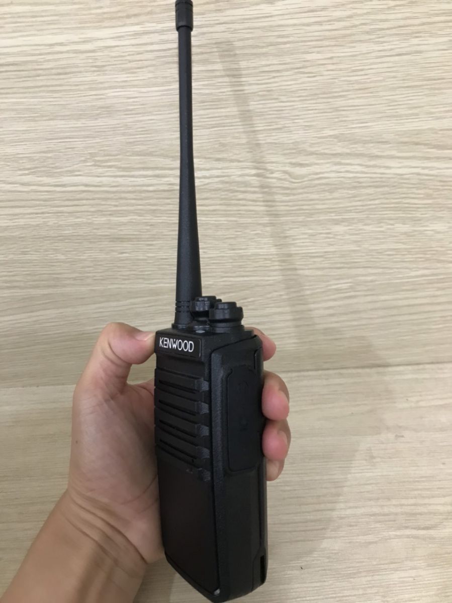 bo-dam-cam-tay-kenwood-tk-p880 Máy bộ đàm kenwood tk880 là sự lựa chọn hoàn hảo cho vấn để đảm bảo liên lạc cho các công việc, ngành nghề khác nhau